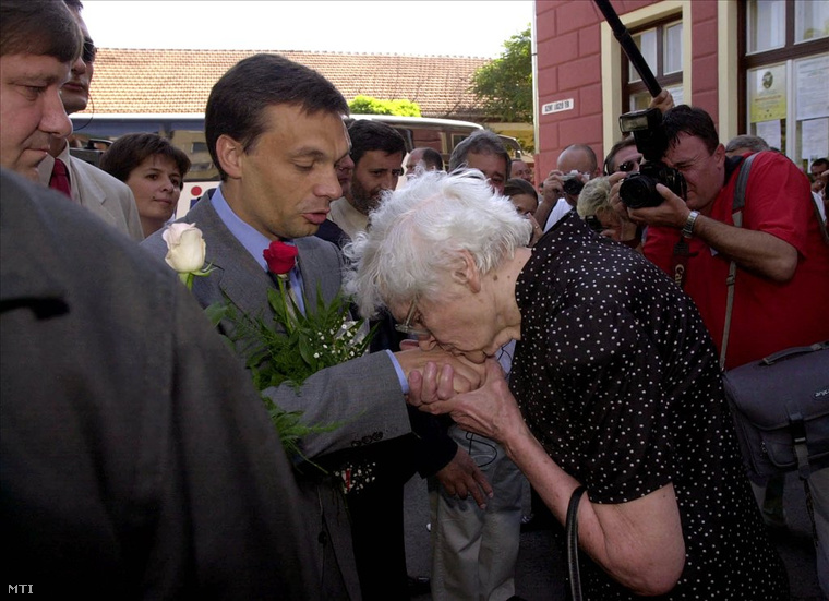 Orbán Viktornak kezet csókol egy mezőkövesdi asszony 2002-ben. A kép balszélén Tállai András látható.