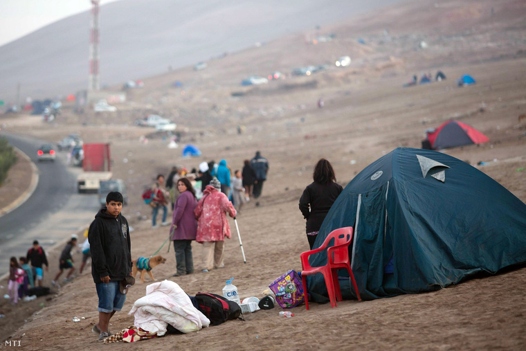 A szabadban vertek sátrat emberek az észak-chilei Arica városban 2014. április 2-án, miután újabb földmozgás rázta meg a térséget.
