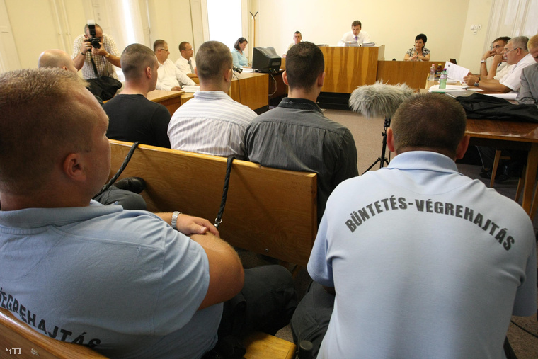 P. Attila és 3 társának büntetőperén a vádlottak hallgatják a tanácsvezető bírót a Kecskeméti Törvényszéken, 2012. július 12-én.