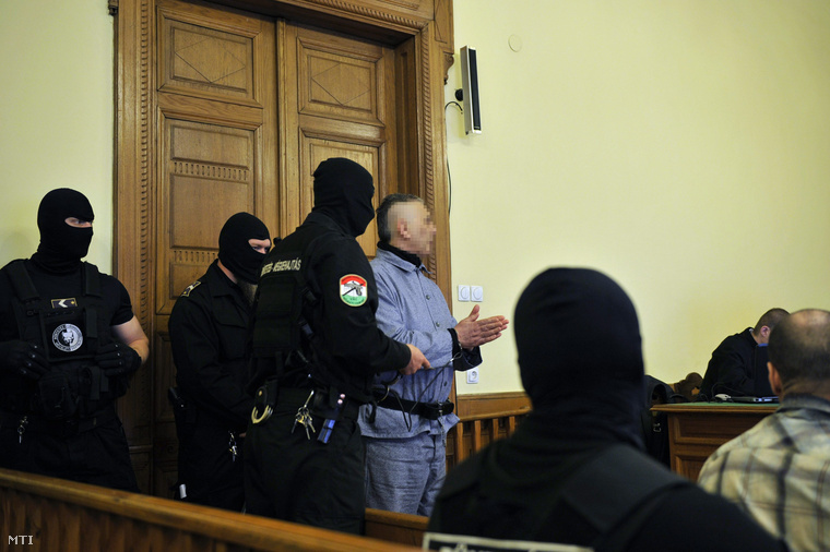 A tanúként meghallgatott Tasnádi Péter a Fenyő-gyilkossággal vádolt Jozef R. büntetőperének tárgyalásán a Fővárosi Törvényszék tárgyalótermében 2014. április 3-án.
