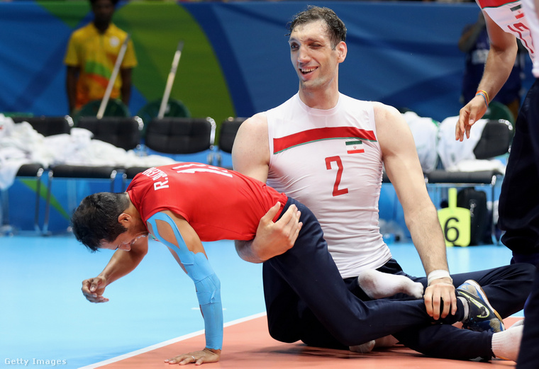 A férfi méretei különösen a csapattársak mellett látványosak. (Fotó: Friedemann Vogel / Getty Images Hungary)