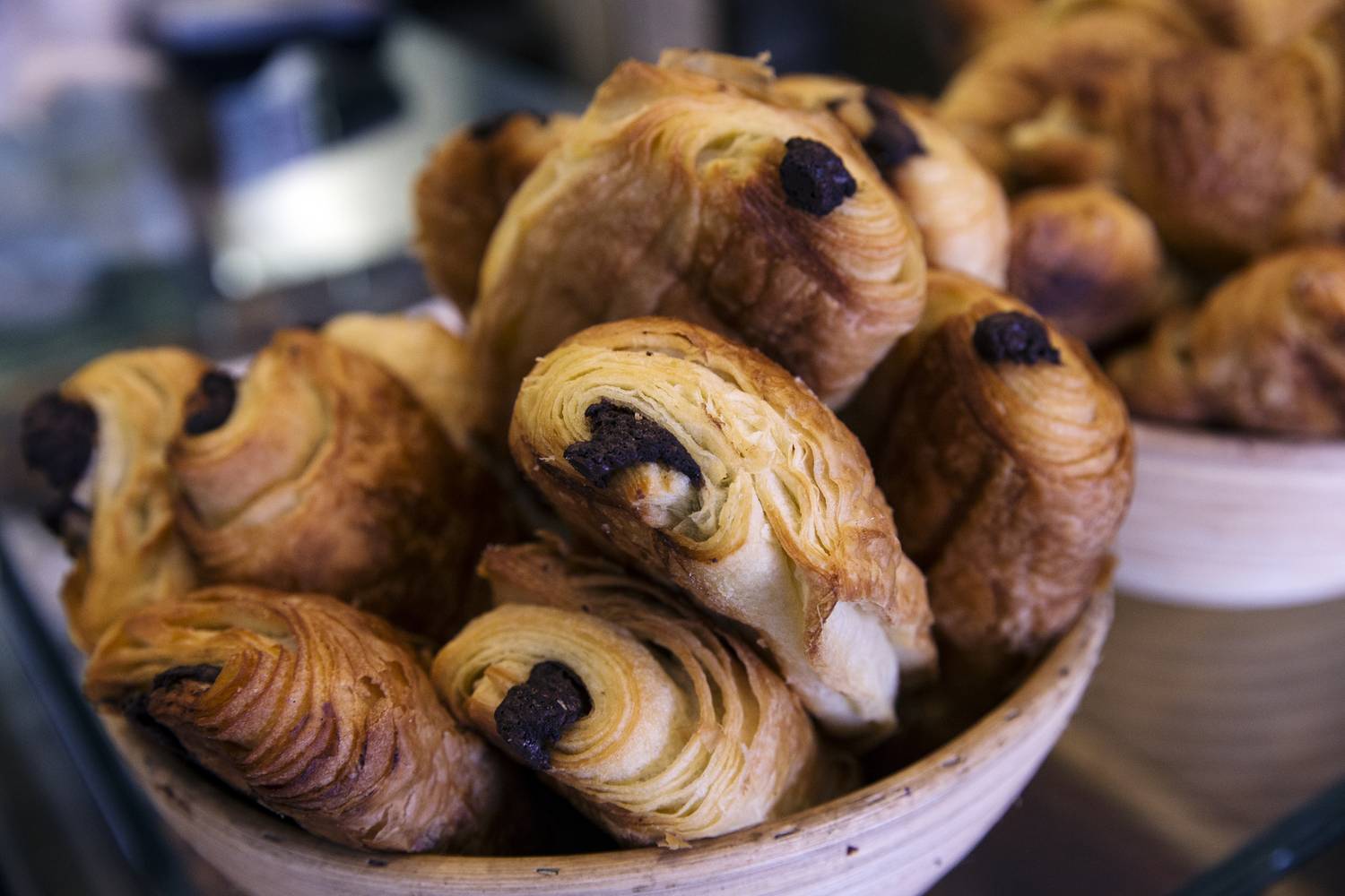 A csokis croissant a vajtól lesz igazán omlós. Ha még csokoládéval is meg van töltve, igazi kalóriabomba, 100 gramm belőle 365 kalóriát tartalmaz.