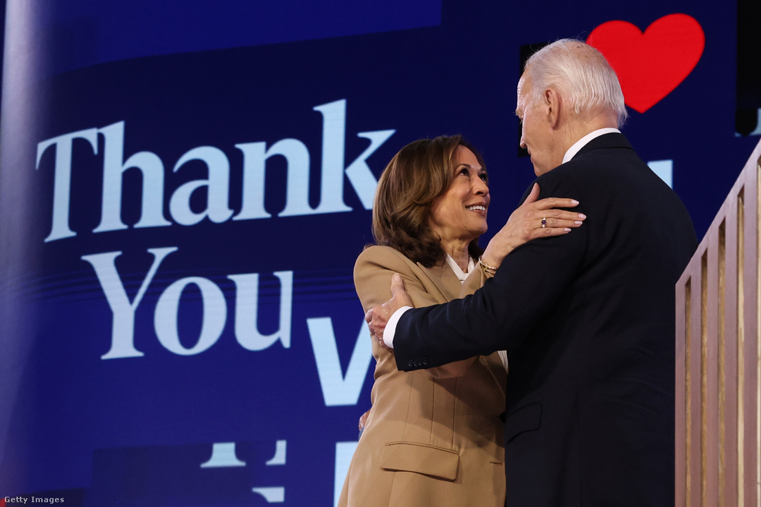 Kamala Harris alelnök megöleli Joe Biden elnököt a Demokraták Nemzeti Kongresszusán a United Centerben tartott beszéde után 2024. augusztus 19-én