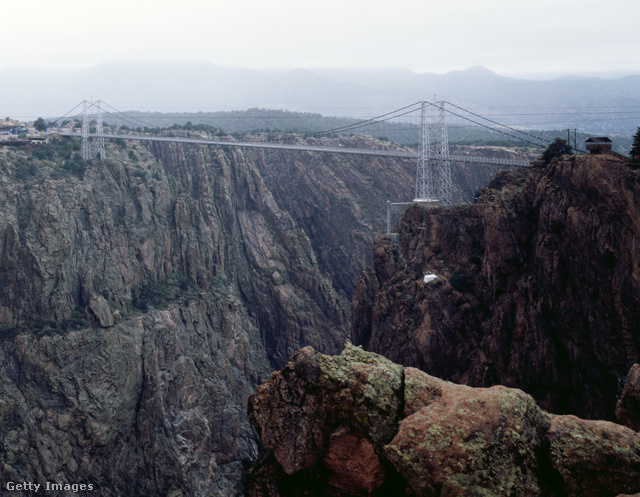 A Colorado állambeli Royal Gorge híd 291 méter magasan ível át az Arkansas folyó felett, ez olyan, mintha a Gellért-hegyet kétszer egymásra pakolnánk