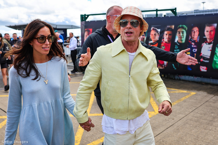 Brad Pitt és Ines de Ramon a Nagy-Britanniai F1-es Nagydíjon a Silverstone Circuit pályán 2024. július 7-én Northamptonban, az Egyesült Királyságban