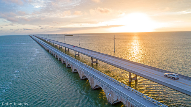 A floridai Seven Mile Bridge – ahogy neve is mutatja – 7 mérföldön át visz az óceán fölött, ami víziszonyosoktól különleges bátorságot követel, főleg hurrikánszezonban, amikor a hullámok felérnek az autóútig