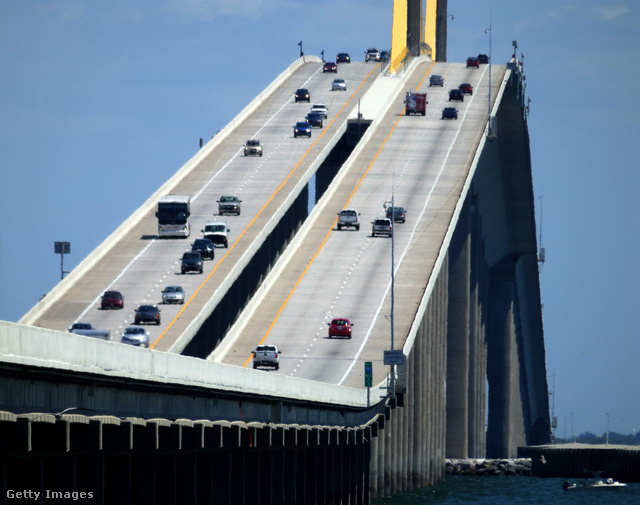 A Tampa-öböl feletti Sunshine Skyway középső szakasza olyan magas, hogy a hajók elférjenek alatta, ezért hullámvasút-hídként híresült el, meredeksége erős gyomrot igényel