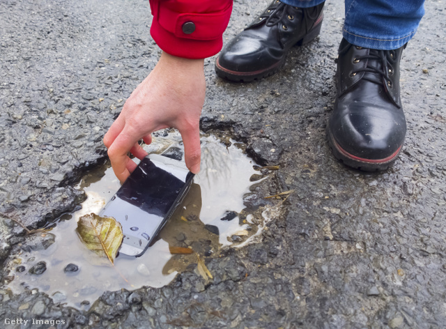 Még a vízbe esett mobiltelefon is megmenthető