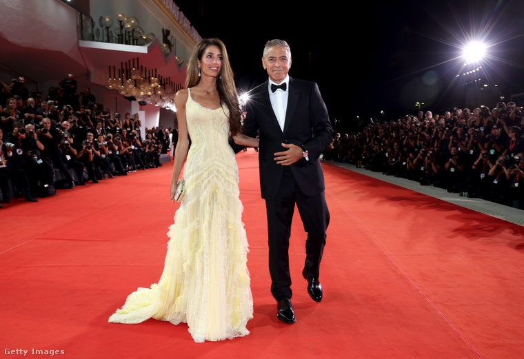 Az augusztus 28. és szeptember 7. között megrendezett 81. Velencei Nemzetközi Filmfesztiválon George Clooney gyönyörű felesége, Amal Clooney oldalán jelent meg, hogy részt vegyen új filmje, a Két magányos farkas premierjén. (Fotó: Pascal Le Segretain / Getty Images Hungary)