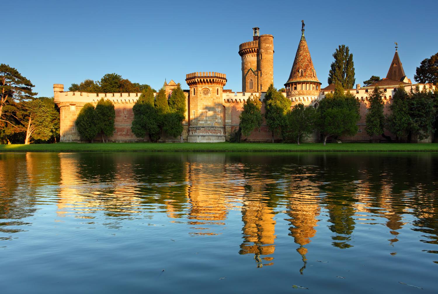 A Habsburg rezidencia, a Laxenburg-kastély. Itt esküdött meg Sissi Ferenc József császárral, a kastélyt körbeölelő park az egyik legszebb Bécsben.