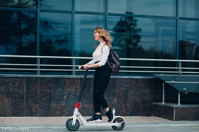 Sokan közlekednek elektromos rollerrel, nekik azonban biztosítást is kell kötni az eszközre