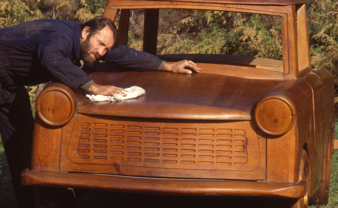 Günter Schumann fafaragómester és az általa kifaragott Trabant, 1990