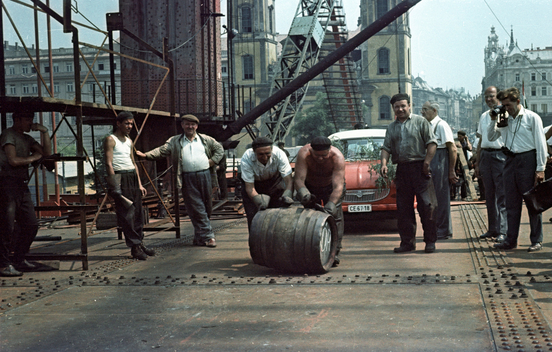 Az Erzsébet híd építése, pesti hídfő, hordógurítás a szerkezetkész állapot ünneplésekor. A felvétel 1964. július 15-én készült, 1964