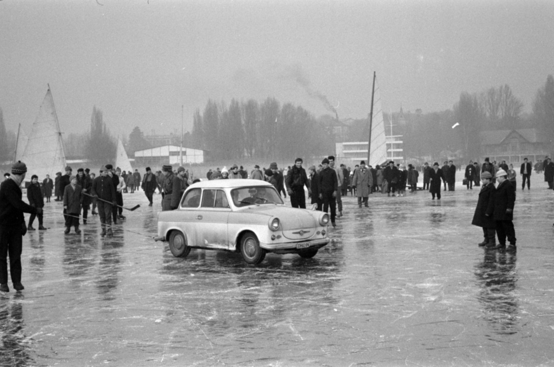 Trabant 500-as típusú személygépkocsi, Balatonföldvárról a befagyott Balatonon érkezett a balatonfüredi hajóállomáshoz, 1967