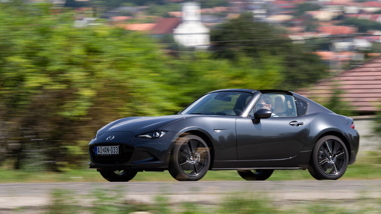 Természetesen az MX-5 sem maradhat le a listáról, aminek 1,5-ös és 2.0 literes motorja is csak szív