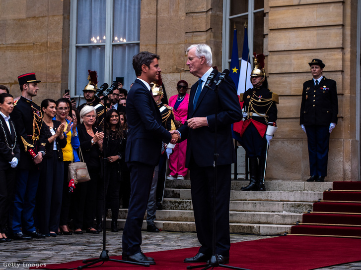 Gabriel Attal leköszönő miniszterelnök és Michel Barnier új kormányalakítási megbízott 2024. szeptember 5-én