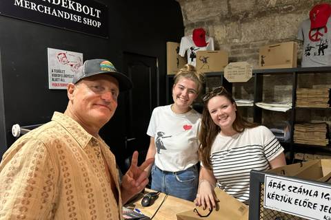 Woody Harrelson a budapesti Banksy-kiállításon járt