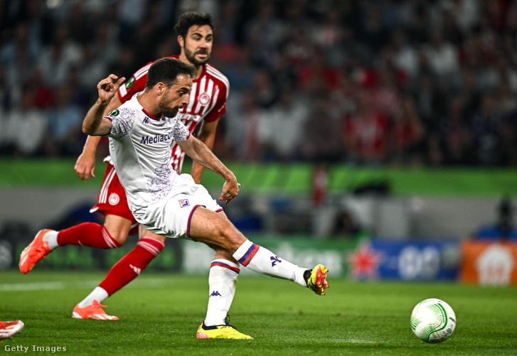 Giacomo Bonaventura (ACF Fiorentina) kapura lő az Olympiakosz FC–ACF Fiorentina-mérkőzésen az UEFA Európa Konferencia Liga 2023/24-es döntőjében 2024. május 29-én