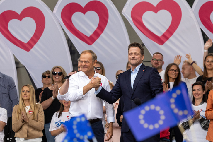 Donald Tusk és Rafal Trzaskowski Varsóban 2024. június 4-én