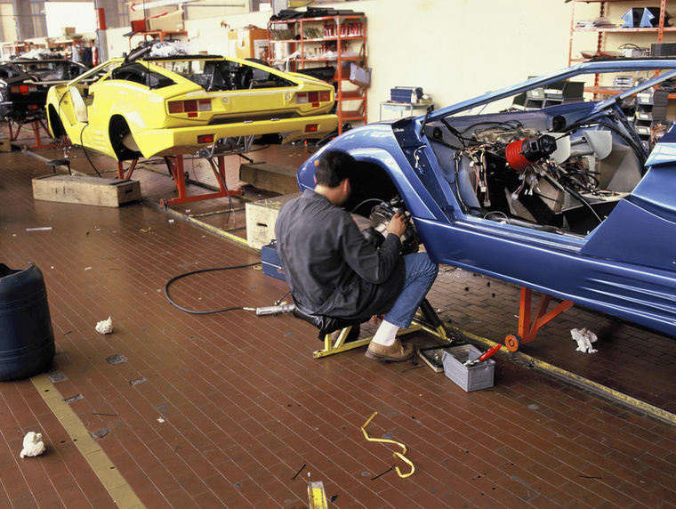 Aztán a gyártás végéig, 1990-ig a Countach 25th Anniversaryt lehetett megvenni, amiből 658 darab készült és tipikusan ez volt minden gyerekszoba falán poszterként.