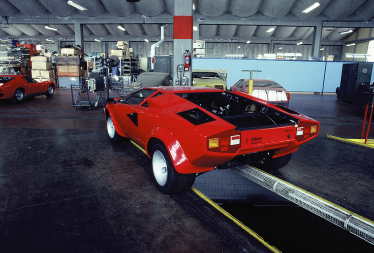 Így jutunk el 1974 márciusába, amikor a vadonatúj gyártósorról legördült az első, nem prototípus Countach LP 400.