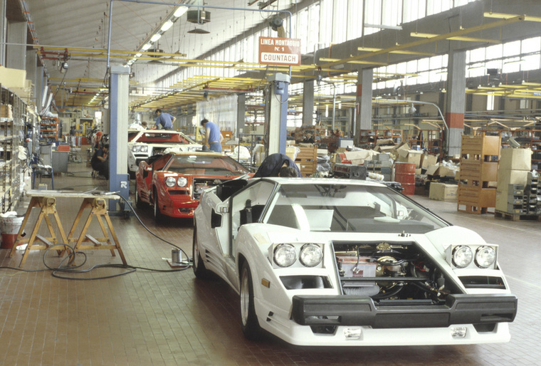 A Countach-ot először az 1971-es Genfi Autószalonon mutatták be, ami még jó pár részletében eltért a sorozatgyártottól, ez volt az LP 500