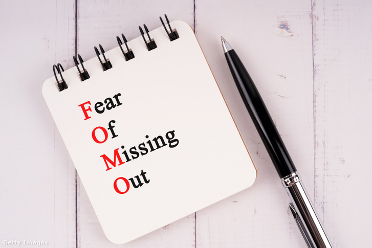 „Fear of missing out” (FOMO), azaz a kimaradástól való félelem