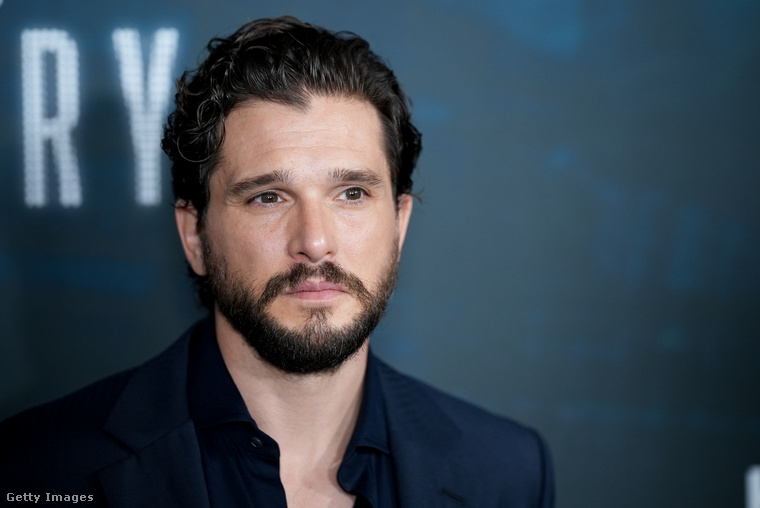 Kit Harington„Tipikus módon egy buliban történt tinédzserkoromban, de valószínűleg még túl fiatal voltam hozzá” – kezdte az Elle magazinnak a Trónok harca című sorozat sztárja, aki bár nem árulta el, hogy pontosan mennyi idős volt akkor, egy kérdésre válaszolva kiderült, hogy 13 körül lehetett