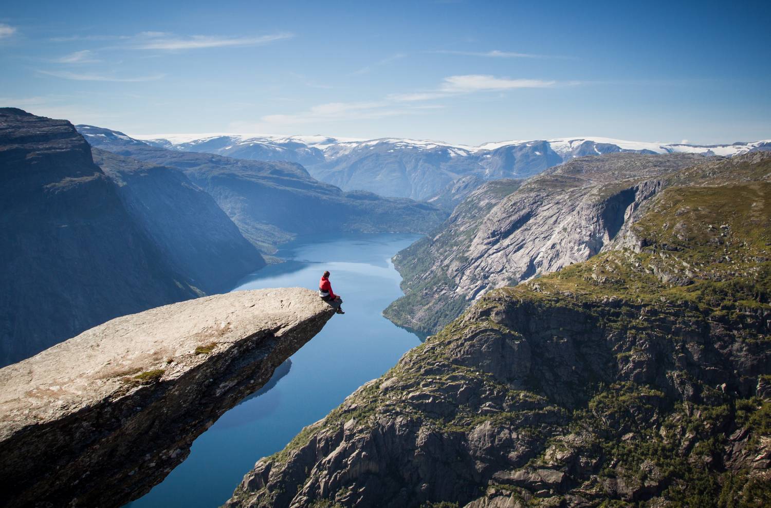 A Trolltunga, Norvégia egyik leglátványosabb sziklaalakzata, amely 1100 méter magasan nyúlik a mélység felé. Az itt lőtt, merész fotók nem mindig érik meg a kockázatot.