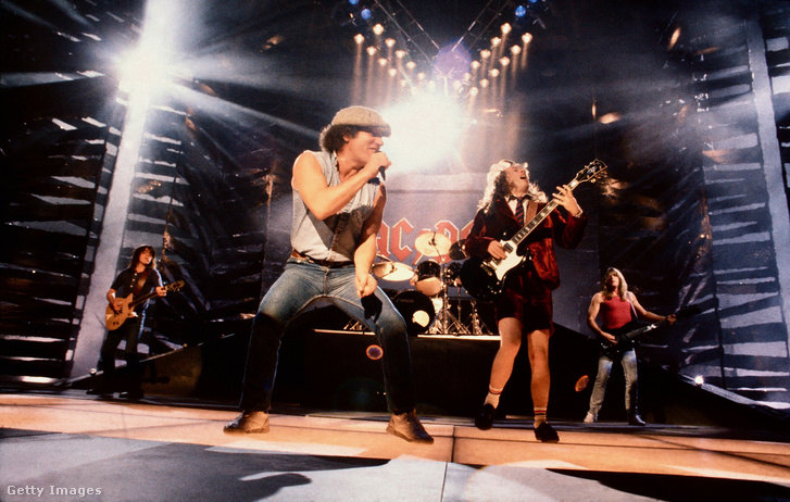 Brian Johnson és Angus Young az AC/DC együttesből Londonban, Angliában 1990. augusztus 17-én