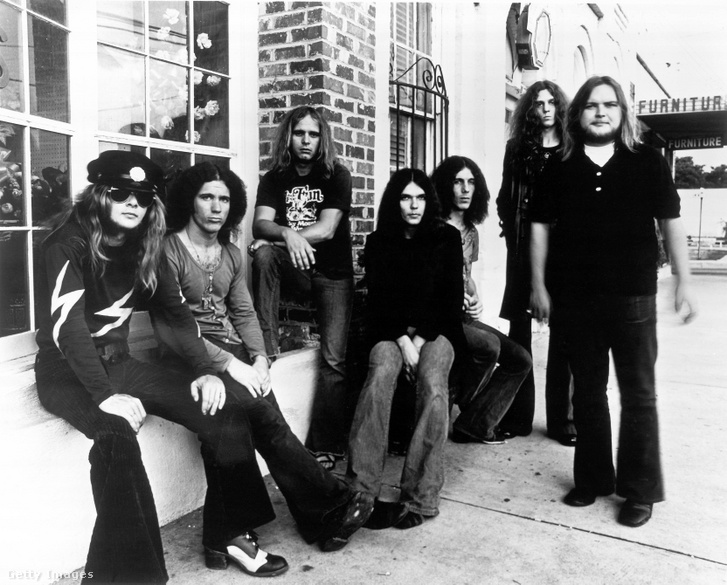 Leon Wilkeson, Billy Powell, Ronnie Van Zant, Gary Rossington, Bob Burns, Allen Collins, Ed King a Lynyrd Skynyrd együttesből