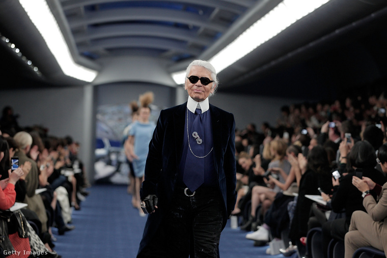 Karl Lagerfeld, a divatvilág egyik legnagyobb zsenije, nemcsak tervezéseivel, hanem csípős humorával és nyers őszinteségével is híressé vált