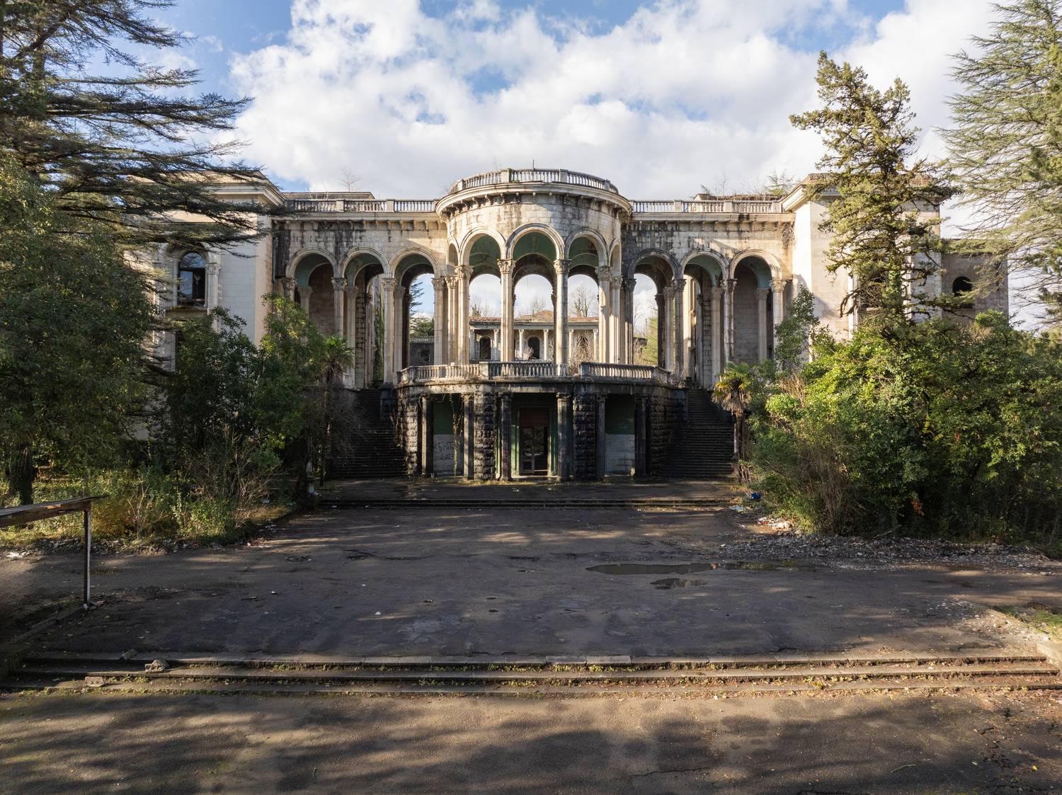 A Medea Szanatórium egyike a legizgalmasabb urbexlátványosságoknak a környéken. Tskaltubo a fürdőipari és gyógyászati turizmus fellegvára volt, majd a Szovjetunió 1990-es évek eleji bukása után már csak az üres szállodai szobák és romokban álló épületek maradtak hátra.