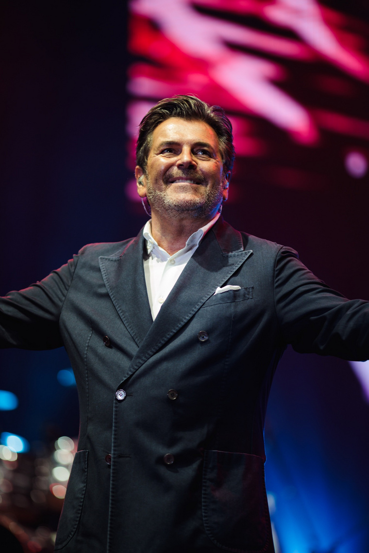 Thomas Anders kérésére privát sétát szerveznek számára a festői Duna-parton, ahol egy helyi idegenvezető Budapest történelmét és rejtett kincseit mutatja be naplementekor. (Fotó: Kuti Gergo / Budapestpark)