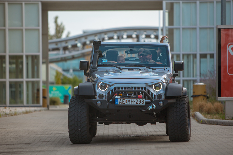 Ezen kívűl egyébként rengeteg Jeep volt kint a Parkoló Parádén, a hasonlóan tuningolttól kedzve a veterán darabokig.