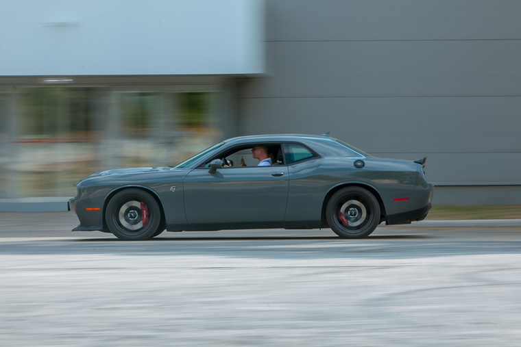 V8-as rendezvény nincs Dodge Challenger nélkül, ezalól az autóztatás sem kivétel