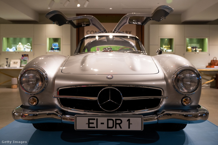 A Sotheby’s árverésén elkelt 1955-ös Mercedes-Benz 300. (Fotó: Alexi Rosenfeld / Getty Images Hungary)