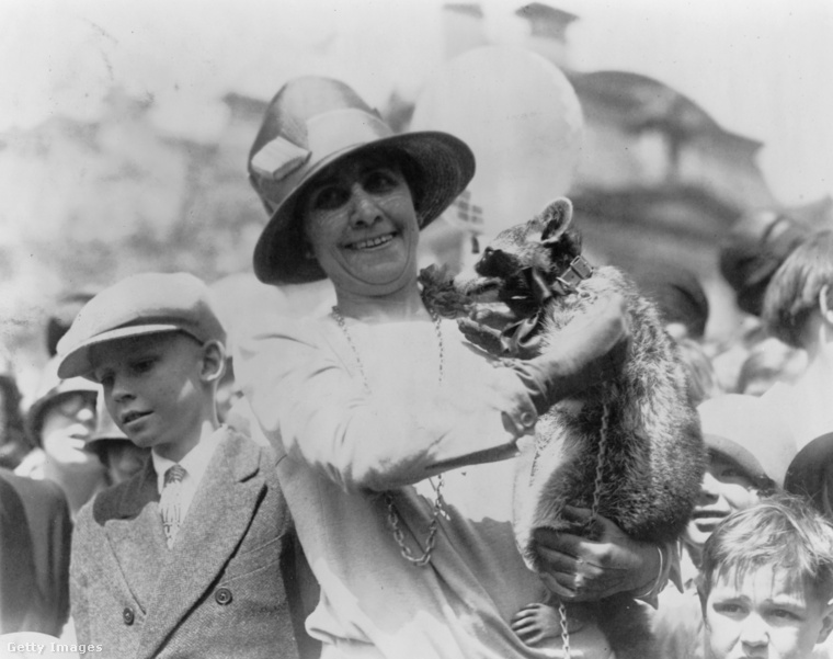 Grace Coolidge amerikai First Lady a mosómedvéjével, Rebeccával. (Fotó: PhotoQuest / Getty Images Hungary)