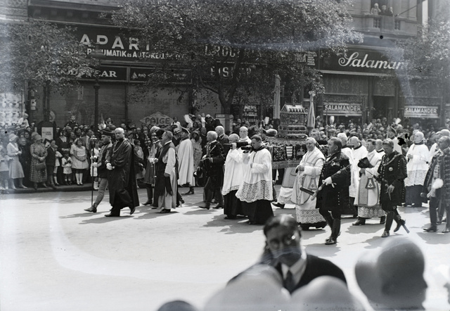 Elöl Ripka Ferenc, Budapest főpolgármestere és Sipőcz Jenő polgármester halad az augusztus 20-i ünnepi körmeneten, 1930-ban