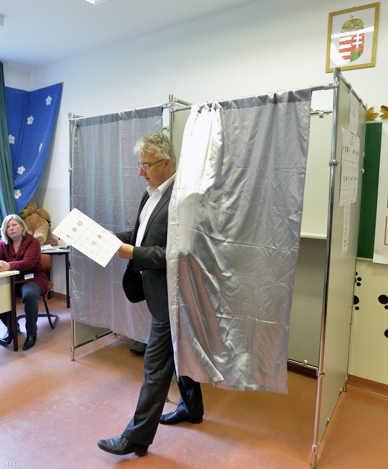 Semjén Zsolt szavaz Budapesten a II. Rákóczi Ferenc Gimnáziumban kialakított szavazókörben