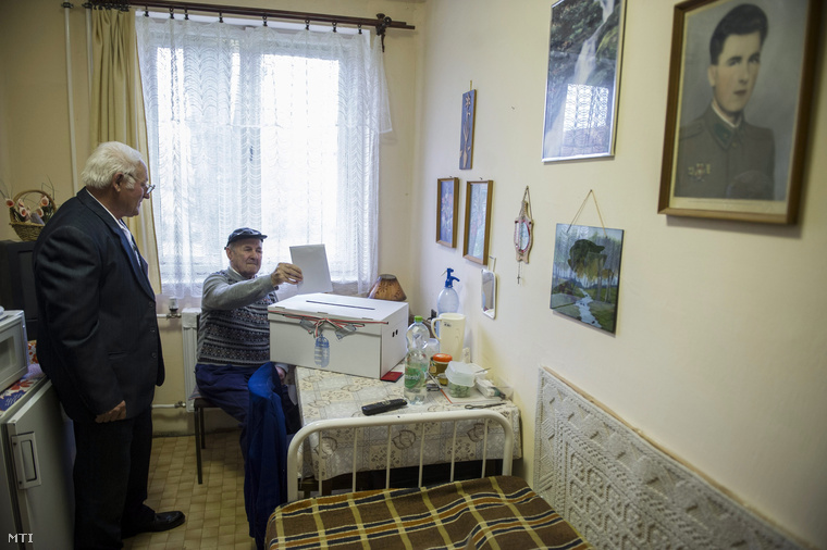 T. Kovács János leadja szavazatát egy mozgóurnába a gádorosi idősek otthonában