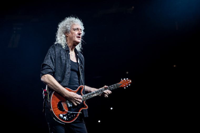 Brian May, a legendás Queen együttes gitárosa a közelmúltban szenvedett el egy kisebb stroke-ot, aminek hatására ideiglenesen lebénult a bal karja