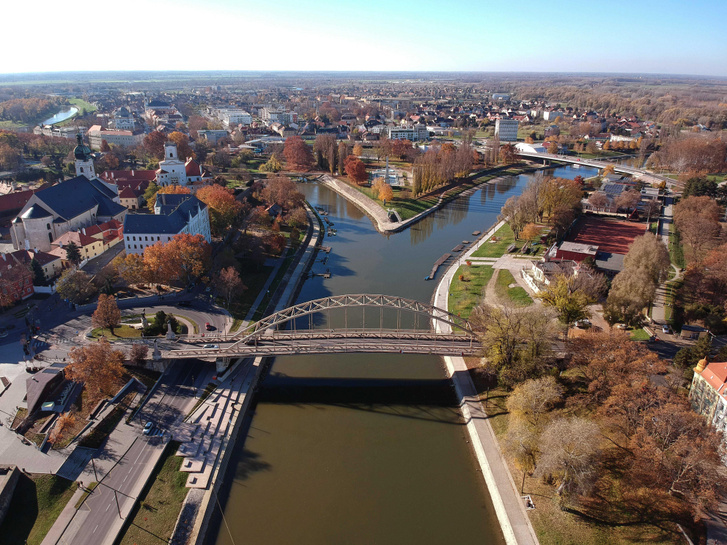 A Rába és a Mosoni-Duna találkozása, középen a Kossuth híd Győr belvárosában 2020. november 18-án