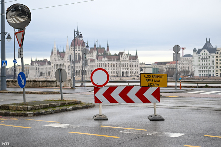 Az alsó rakpart lezárására figyelmeztető KRESZ-táblák az I. kerületi Halász utcánál 2023. december 25-én