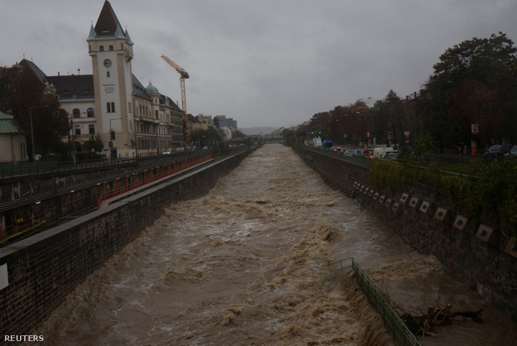 A megáradt Wienfluss folyó Bécsben, Ausztriában, 2024. szeptember 15.