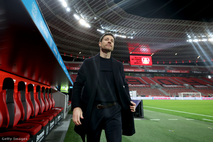 Xabi Alonso 2024. február 23-án Leverkusenben, Németországban