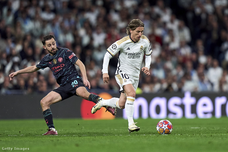 Luka Modric és Bernardo Silva a Real Madrid CF és a Manchester City mérkőzésén 2024. április 9-én Madridban, Spanyolországban