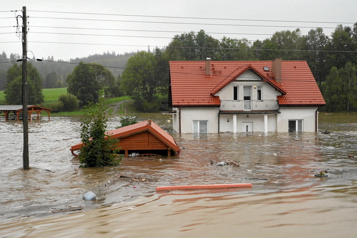 Árvíz 2024. szeptember 15-én Lądek-Zdrój, Lengyelországban