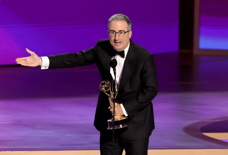 John Oliver televíziós sztár elhuny kutyája miatt ragadtatta el kissé magát. (Fotó: Kevin Winter / Getty Images Hungary)