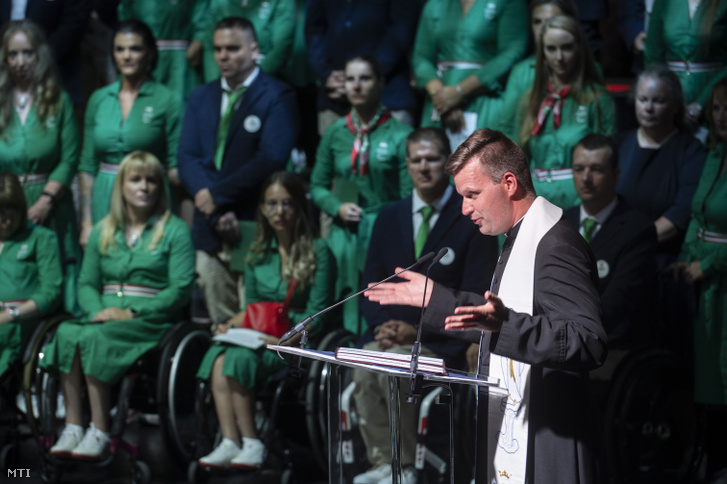 Bese Gergő áldást mond a magyar paralimpiai csapat eskütételén az Eiffel Műhelyházban 2024. augusztus 13-án